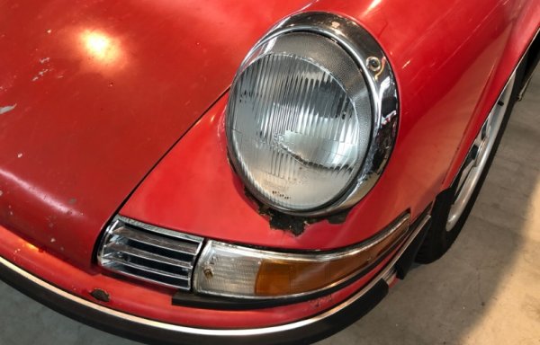 Червеното Porsche 911 T 2.4 със 130 к.с. се продава за 48 911 евро. Големият въпрос за купувача ще бъде: Възможно ли е да се запази патината на червения втори слой? Искат ли ремонт ръждивите участъци? Или трябва да се преработи всичко, а това означава да се унищожат следи от десетилетия?

Този 911 е сигнално жълт, когато е регистриран в Raffay в Хамбург на 29 ноември 1972 година. Според продавача той е бил съхраняван на сухо през последните 20 години. Типичен за модела е капакът зад пътническата врата за двигателното масло. Твърде често шофьорите на модела бъркат и сипват там бензин.
